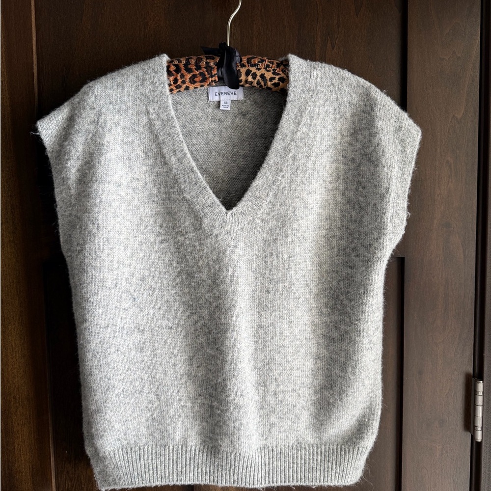 ❌ SOLD ❌ Evereve Thea Sweater Vest